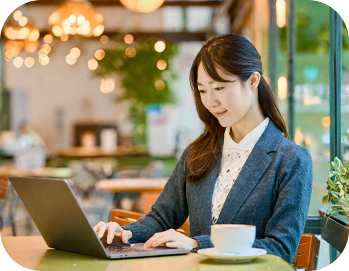 女性がPCを操作しています